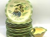 une pile d'assiettes et une tasse posées sur une table