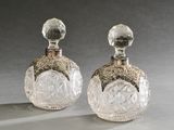 une paire de flacons de parfum anciens en cristal taillé posés sur une table