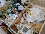 une boîte remplie d'objets divers posée par terre