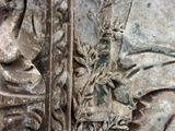 un gros plan sur une sculpture représentant un homme et une femme