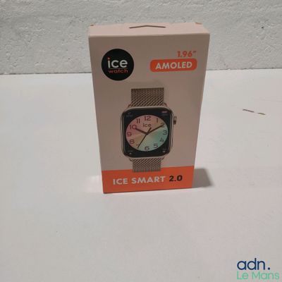 une boîte avec une montre à l'intérieur sur une table