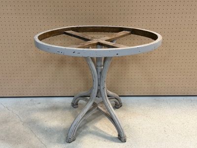 Table en bois courbé Thonet. 76 x 90 x 60 cm.