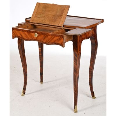 une petite table en bois sur laquelle est posé un livre
