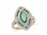 une bague en émeraude et diamant