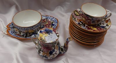 plusieurs tasses et soucoupes posées sur une table