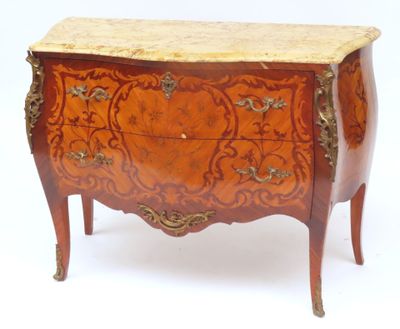 une petite commode avec un plateau en marbre