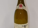 une bouteille de bière posée sur une table