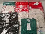 un grand nombre de t-shirts posés sur une table