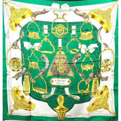 une écharpe verte et blanche ornée d'un motif doré et argenté