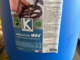 un fût bleu sur lequel est collé un autocollant portant l'inscription « k - max »
