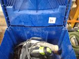 une boîte bleue contenant une perceuse et un cordon d'alimentation