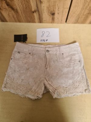 Lot de 192 shorts femme ? Motif floral avec finitions dentel…