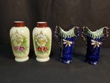 trois vases sont posés côte à côte sur une surface noire