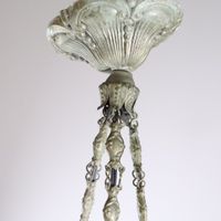 Lustre à monture en bronze doré/laiton, retenant un obus et … (photo 4)