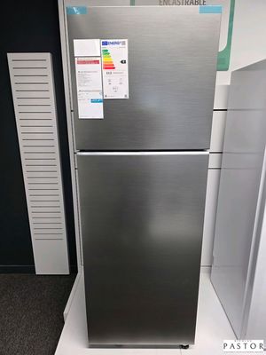 un réfrigérateur argenté exposé dans un magasin