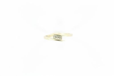 gros plan d'une bague en diamant sur fond blanc