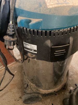 une machine posée sur le sol de la pièce