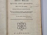 un livre ouvert sur lequel est posée l'image d'une horloge