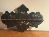 une œuvre d'art noire posée sur une étagère, sur une table