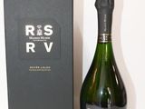 la bouteille de vin est à côté de la boîte sur la table