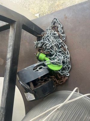 une chaîne et un cadenas posés par terre à côté d'une chaise