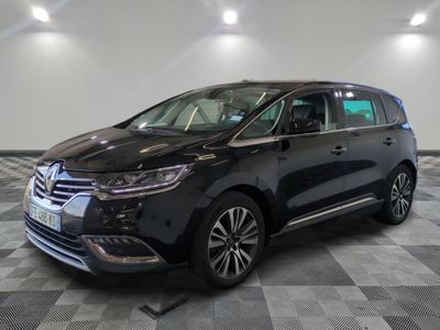 une camionnette noire garée dans un garage au sol carrelé