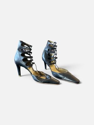une paire de chaussures bleues avec des lacets au niveau des orteils