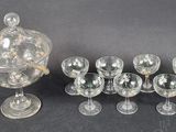 beaucoup de verres à vin alignés les uns à côté des autres