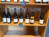 de nombreuses bouteilles de vin sur une étagère dans un magasin