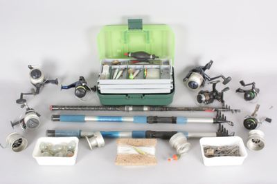 On voit sur cette photo de nombreux types de matériel de pêche différents.