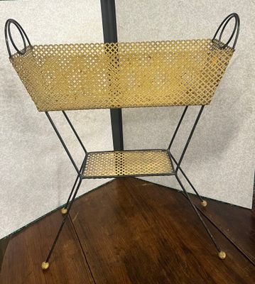 porte-revues vintage en osier et métal, sur pied