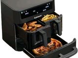 une image représentant une friteuse contenant deux pizzas et des frites