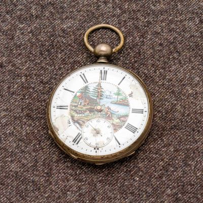 une montre de poche sur laquelle est représenté un train