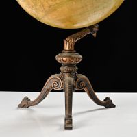 Emile BERTAUX Important globe de bibliothèque piètement trip… (photo 2)