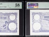 Trois types de monnaies différents sont exposés dans une vitrine