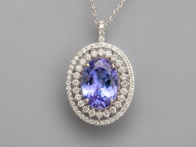 un pendentif ovale en tanzanite et diamants, monté sur une chaîne