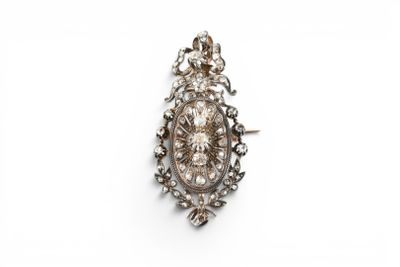BROCHE médaillon en or 750 millièmes et argent griffée de di…