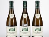 trois bouteilles de vin posées sur une table blanche
