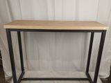 une photo d'une console en bois et en métal