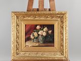 tableau représentant des fleurs dans un vase posé sur un chevalet, avec un rideau rouge en arrière-plan