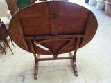 une table en bois avec un plateau et un piètement en bois