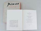 un livre ouvert à une page où figure une image