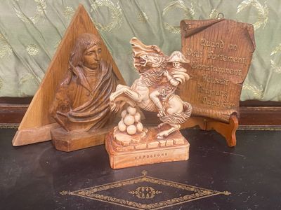 une statue représentant une femme à cheval, à côté d'une plaque représentant un homme