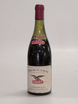 une bouteille de vin posée sur une table