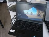 deux ordinateurs portables posés sur une table