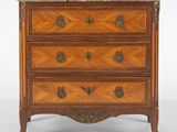 une commode ancienne avec dessus en marbre