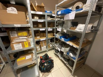 une pièce avec beaucoup de boîtes et de cartons sur les étagères