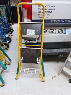 une échelle posée à côté d'une camionnette dans un garage