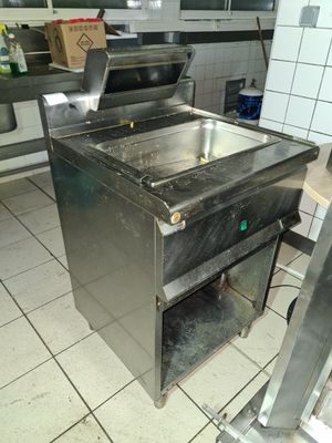 une image d'une cuisine commerciale avec des appareils en acier inoxydable