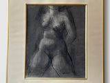 un dessin en noir et blanc représentant une femme nue, dans un cadre doré